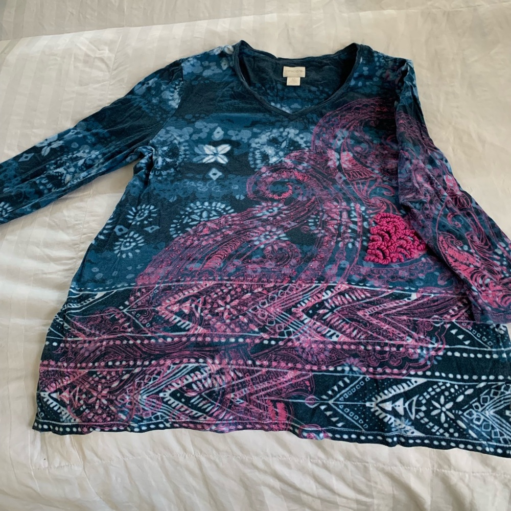 Cute multicolor blouse/tee. with detailed cuff and waistline slits.